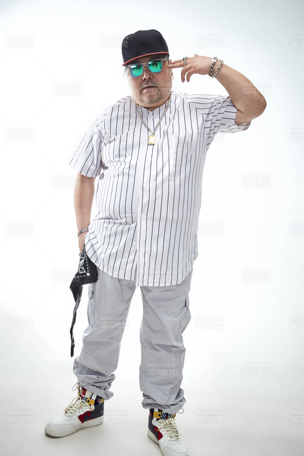 壮硕的亚洲男性说唱嘻哈歌手人像肖像