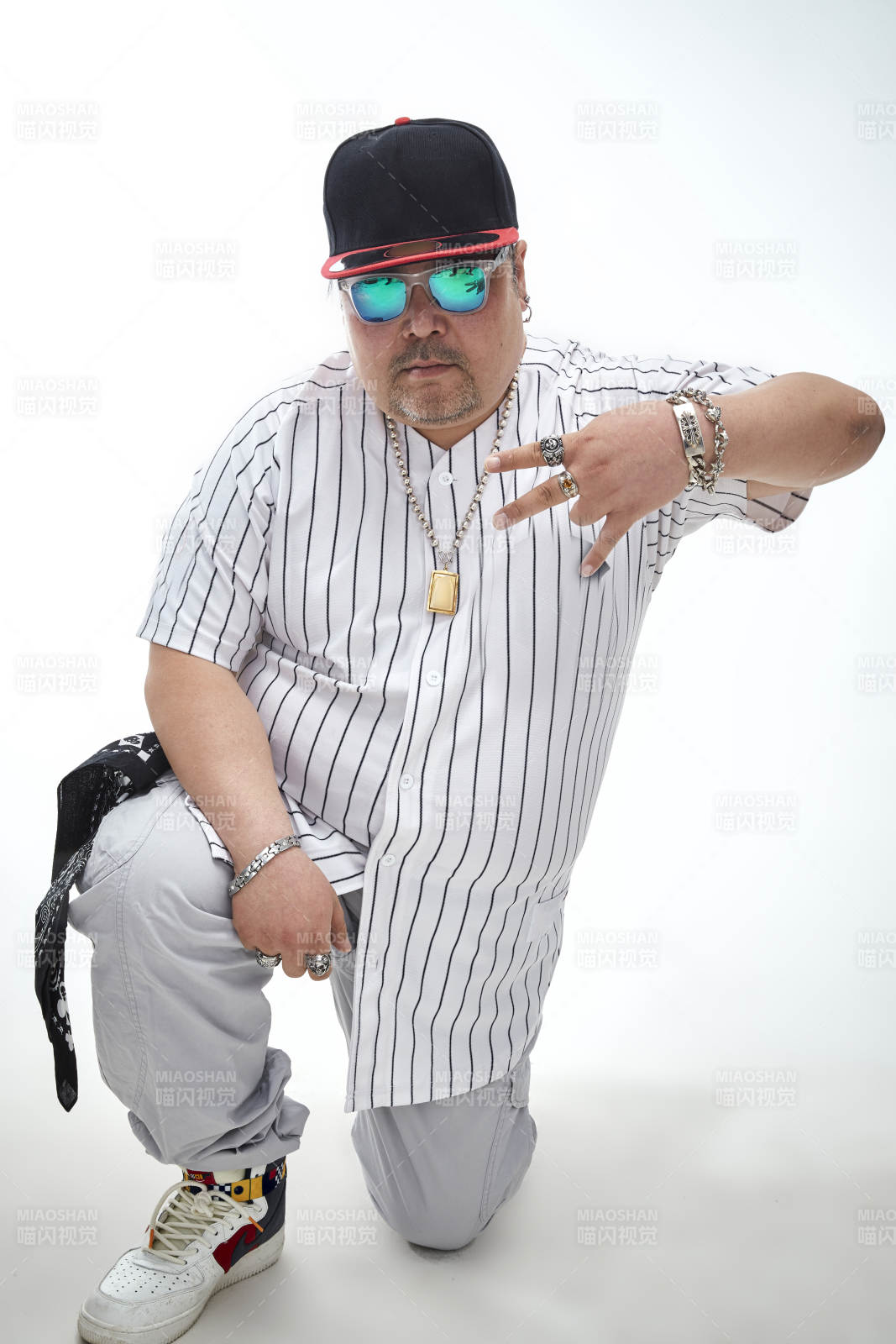 壯碩的亞洲男性說唱嘻哈歌手人像肖像