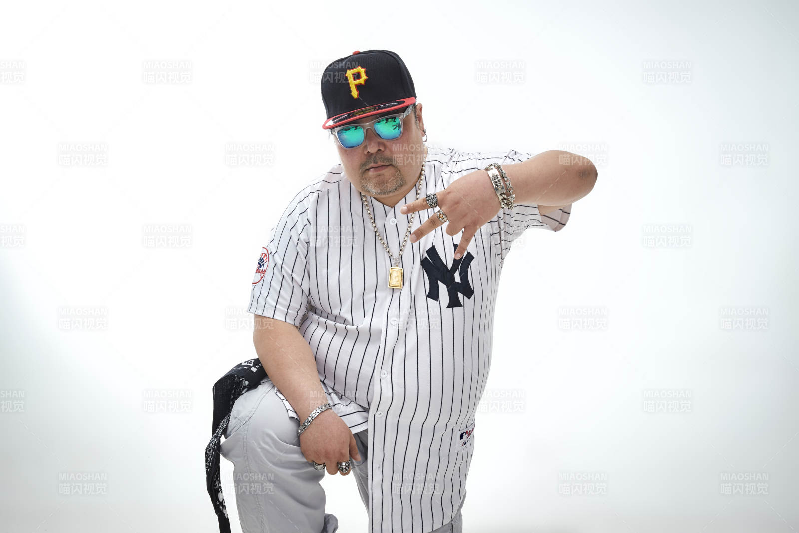 壯碩的亞洲男性說唱嘻哈歌手人像肖像