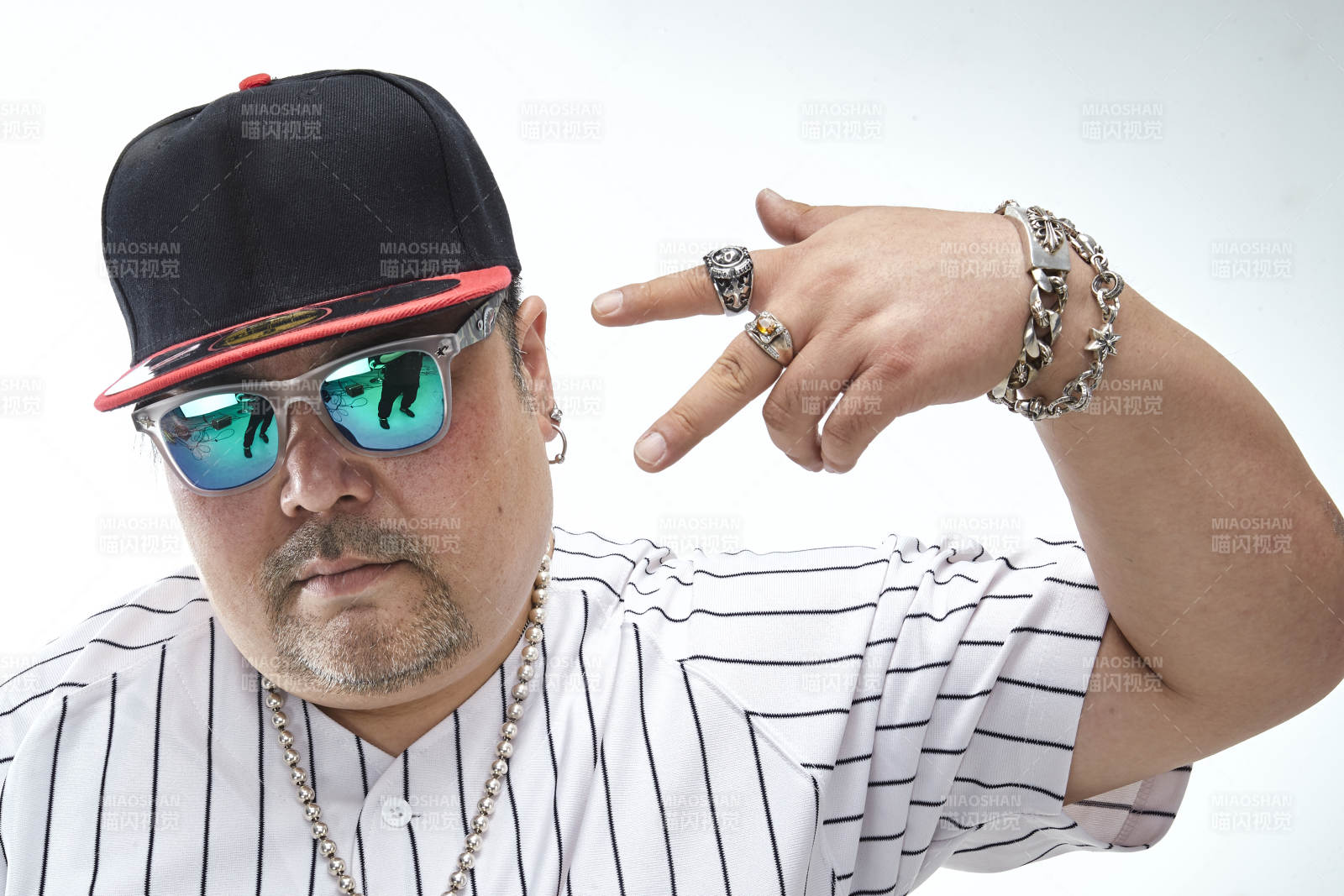 壯碩的亞洲男性說唱嘻哈歌手人像肖像