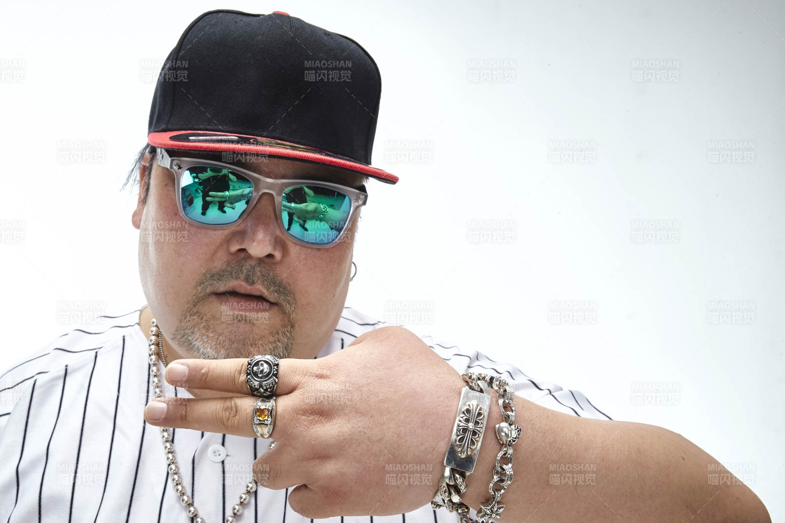 壯碩的亞洲男性說唱嘻哈歌手人像肖像