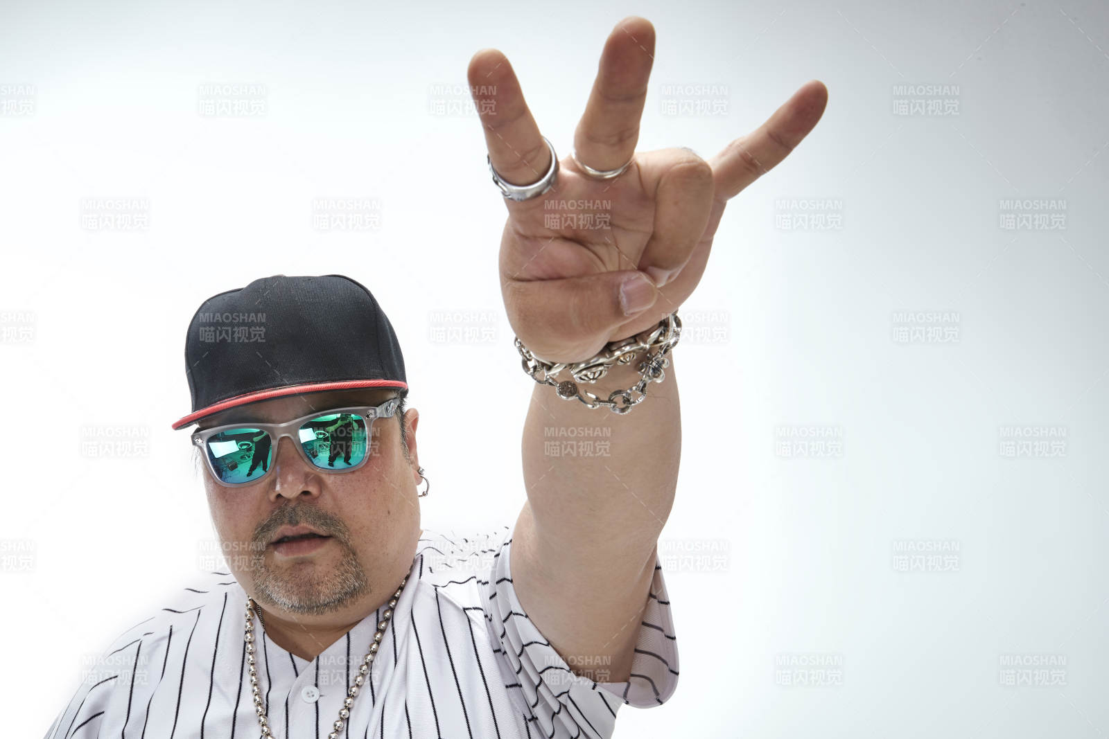 壯碩的亞洲男性說唱嘻哈歌手人像肖像