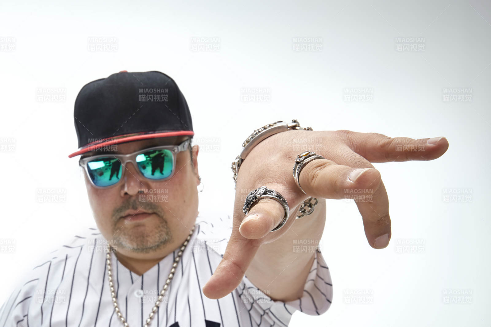 壯碩的亞洲男性說唱嘻哈歌手人像肖像