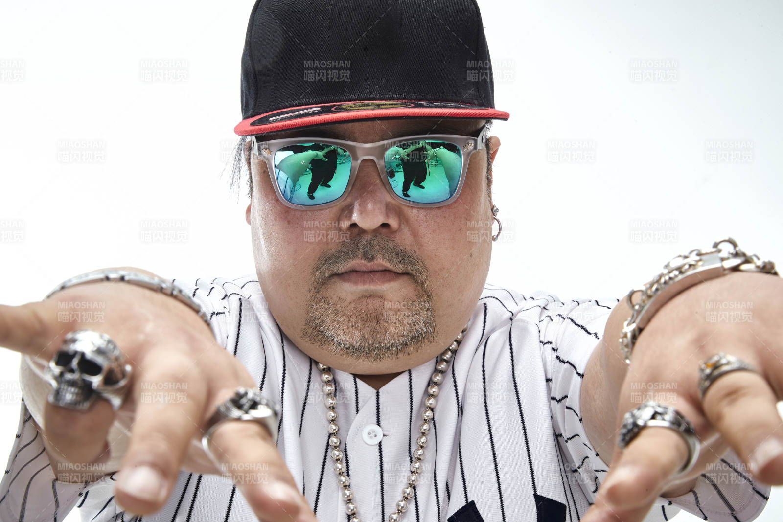 壯碩的亞洲男性說唱嘻哈歌手人像肖像