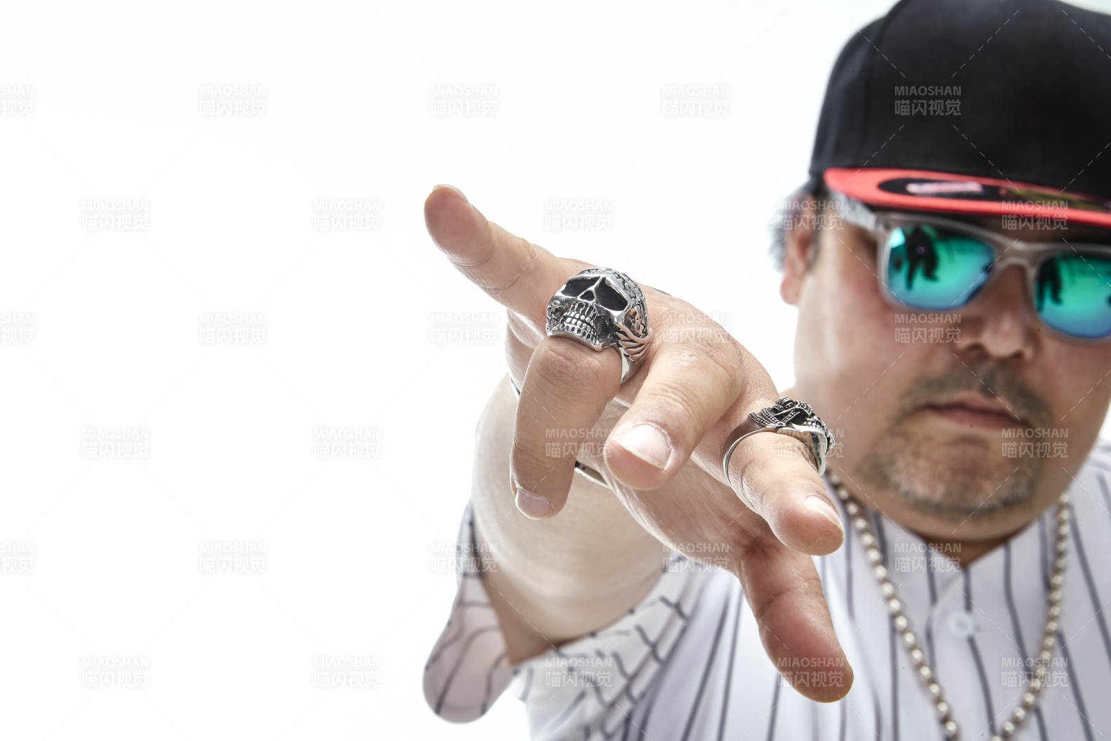 壯碩的亞洲男性說唱嘻哈歌手人像肖像