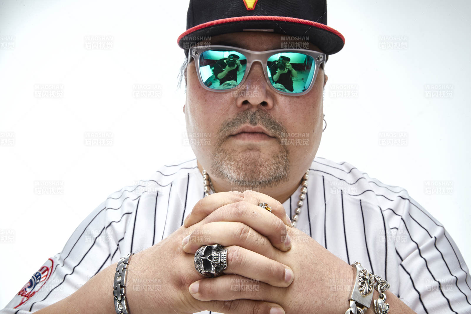 壮硕的亚洲男性说唱嘻哈歌手人像肖像