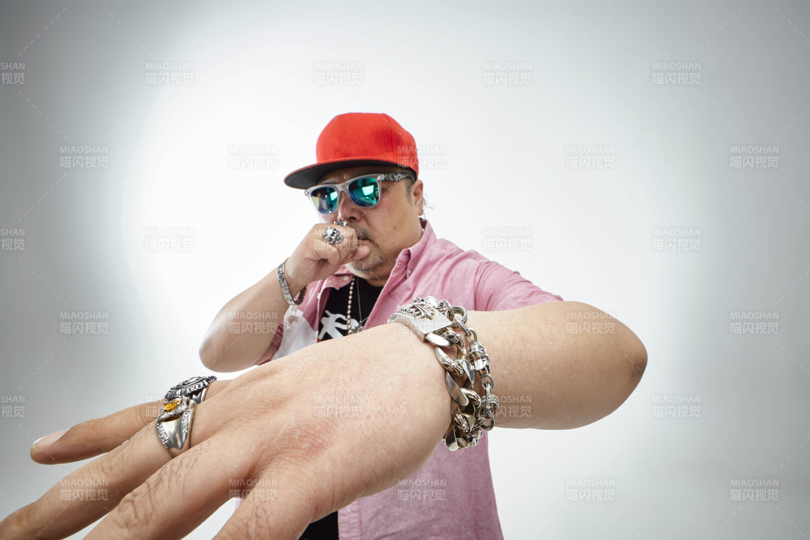 壯碩的亞洲男性說(shuō)唱嘻哈歌手人像肖像