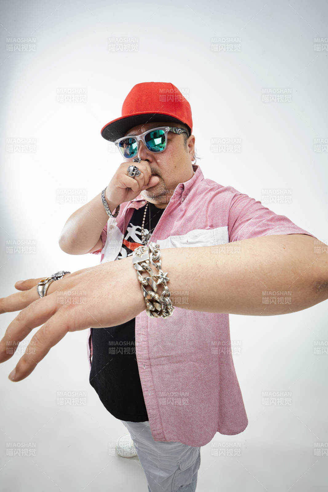 壯碩的亞洲男性說唱嘻哈歌手人像肖像