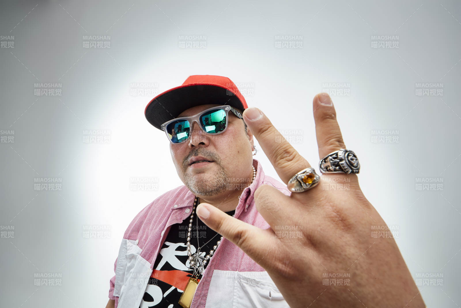 壯碩的亞洲男性說唱嘻哈歌手人像肖像
