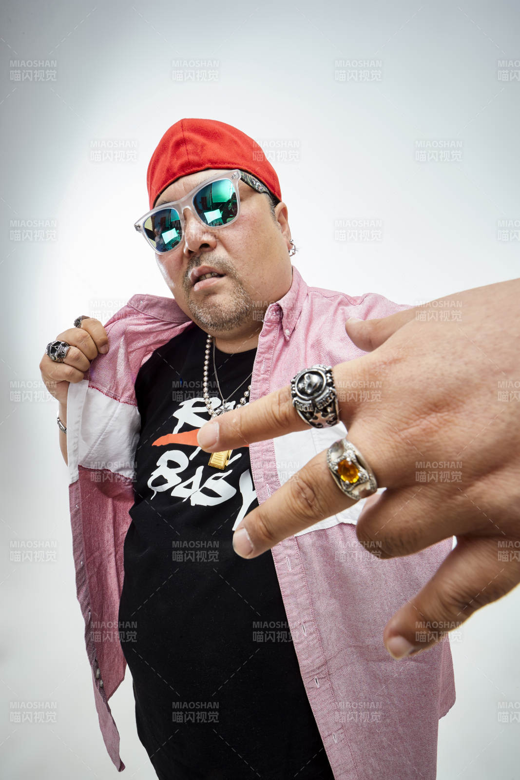 壯碩的亞洲男性說唱嘻哈歌手人像肖像