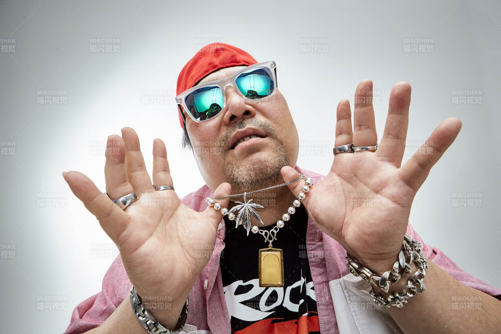 壯碩的亞洲男性說唱嘻哈歌手人像肖像