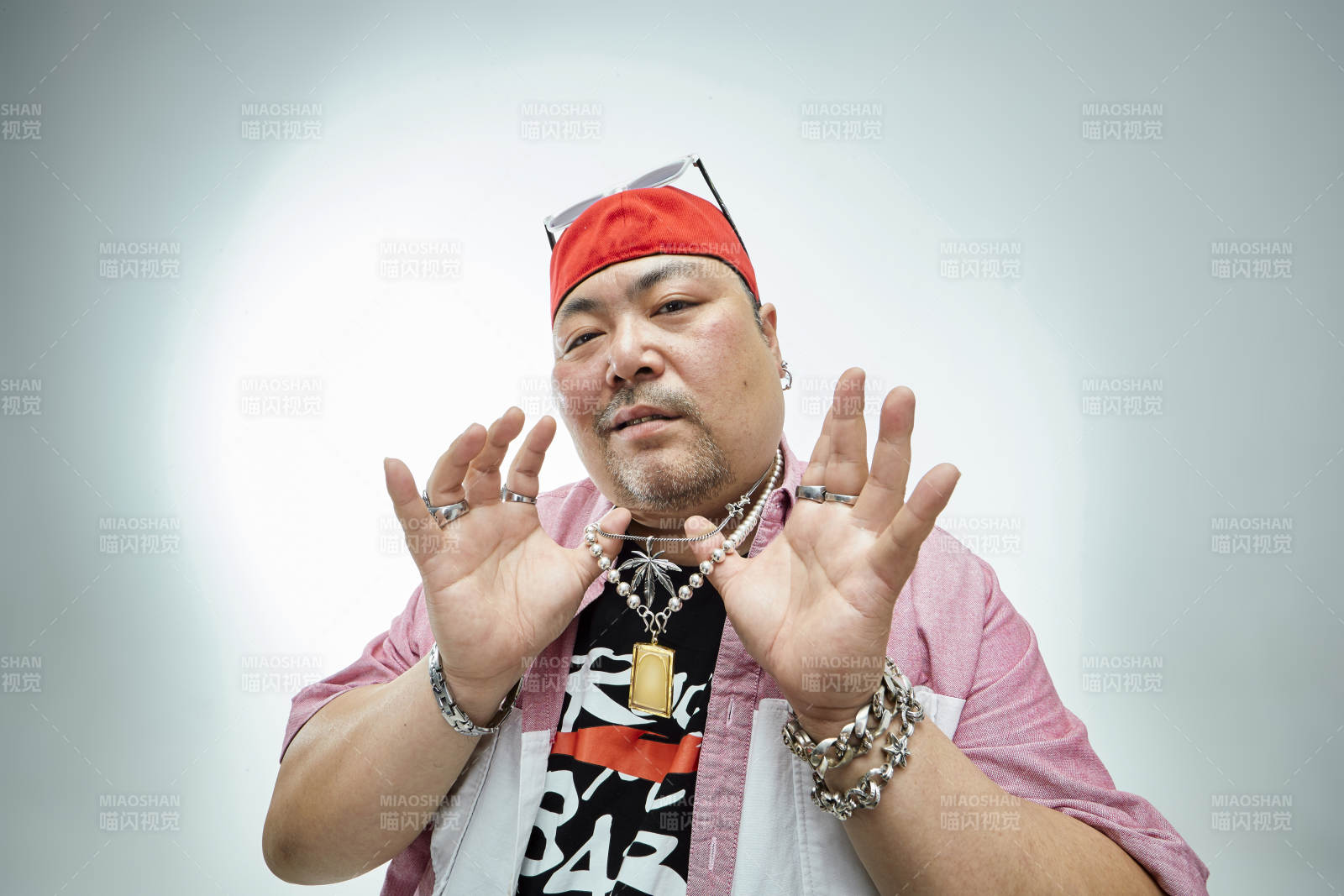 壯碩的亞洲男性說唱嘻哈歌手人像肖像