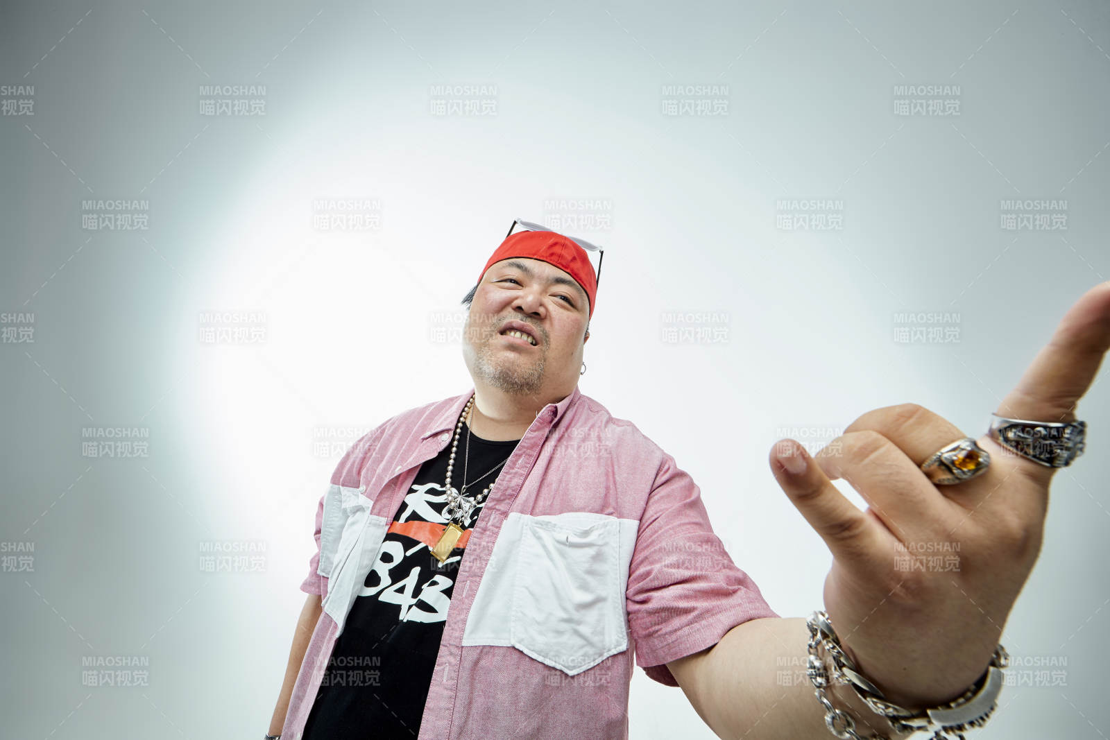 壯碩的亞洲男性說唱嘻哈歌手人像肖像