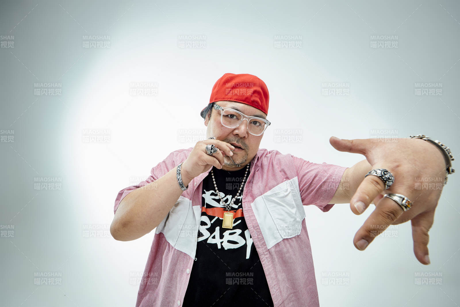 壯碩的亞洲男性說唱嘻哈歌手人像肖像