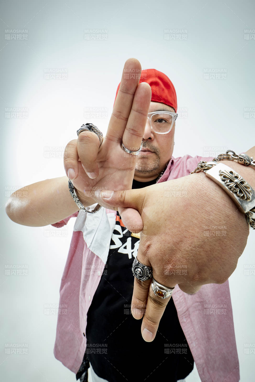 壯碩的亞洲男性說唱嘻哈歌手人像肖像