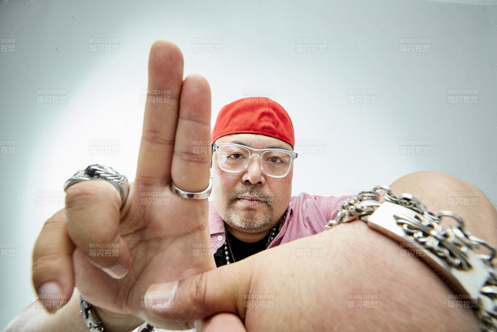 壯碩的亞洲男性說唱嘻哈歌手人像肖像