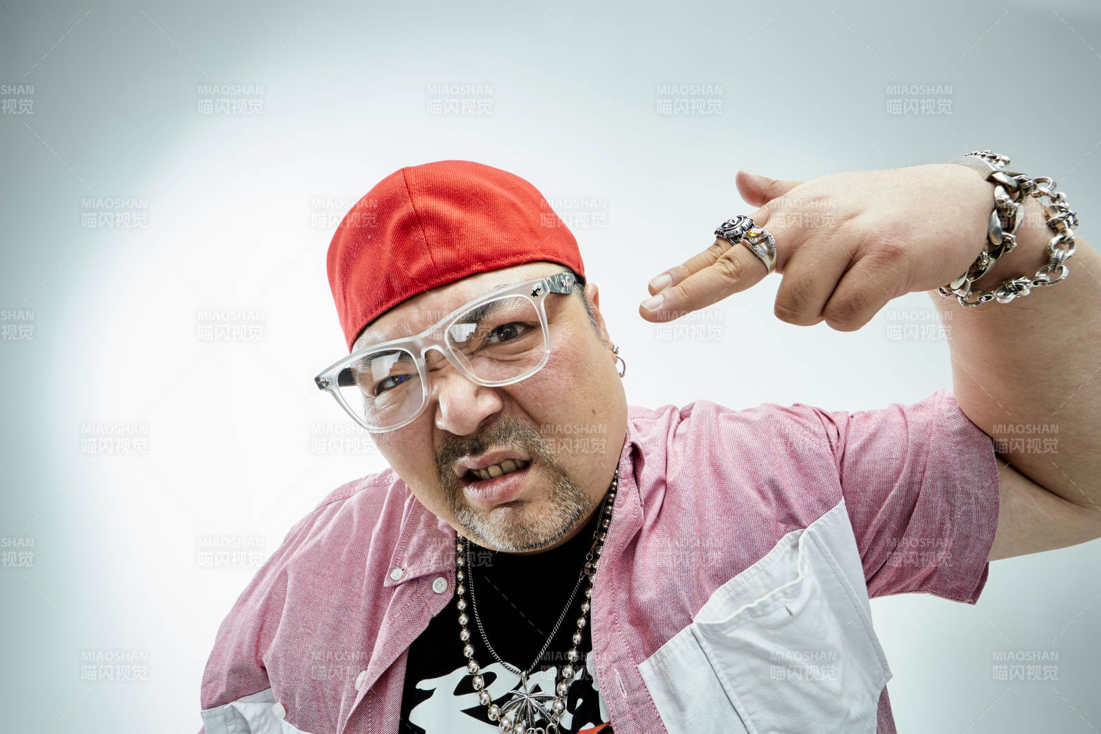 壯碩的亞洲男性說唱嘻哈歌手人像肖像