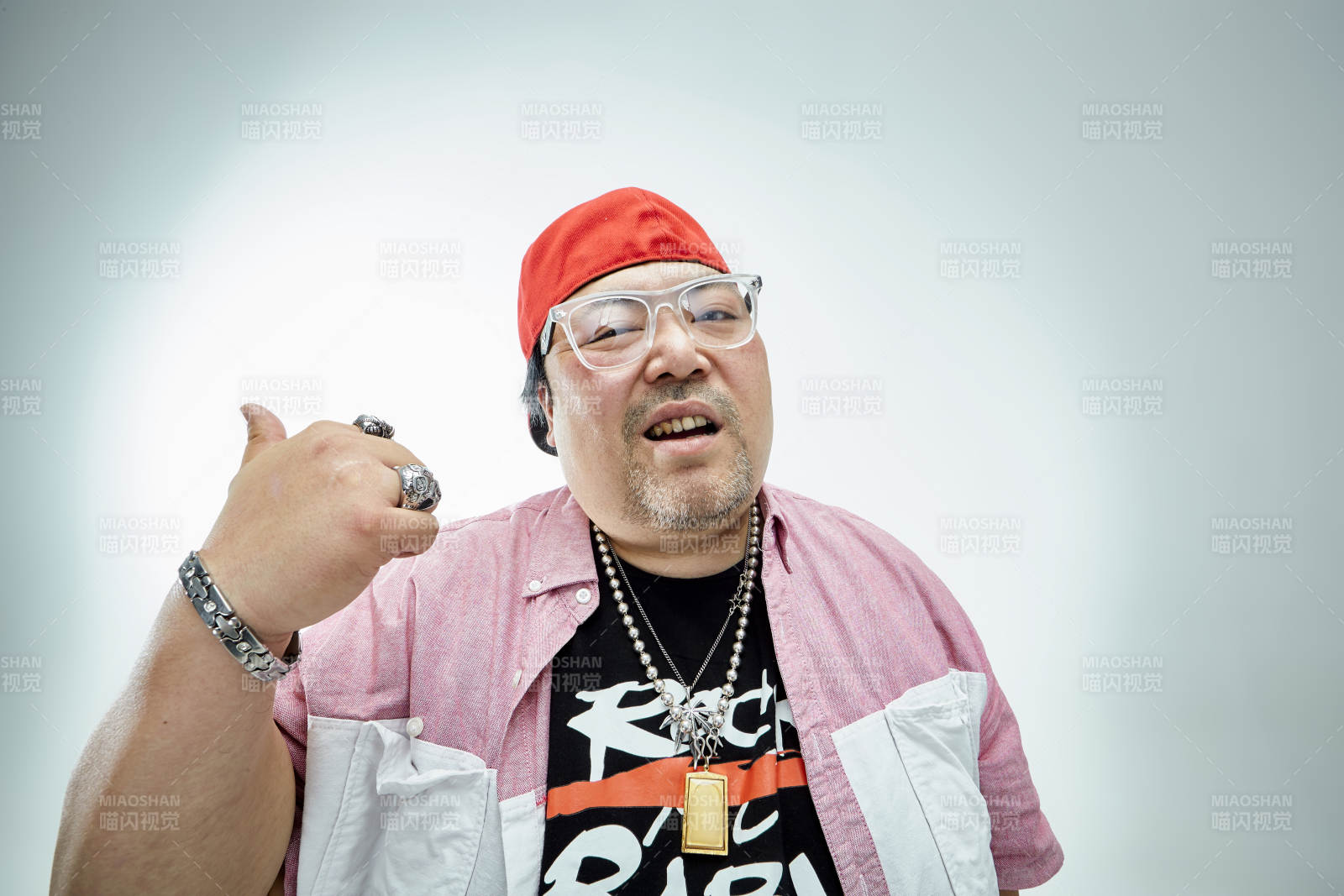 壯碩的亞洲男性說唱嘻哈歌手人像肖像