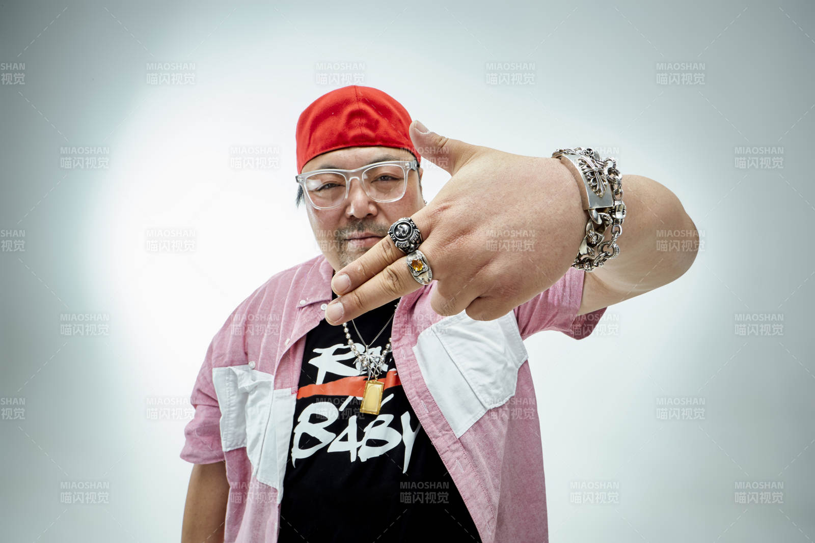 壮硕的亚洲男性说唱嘻哈歌手人像肖像