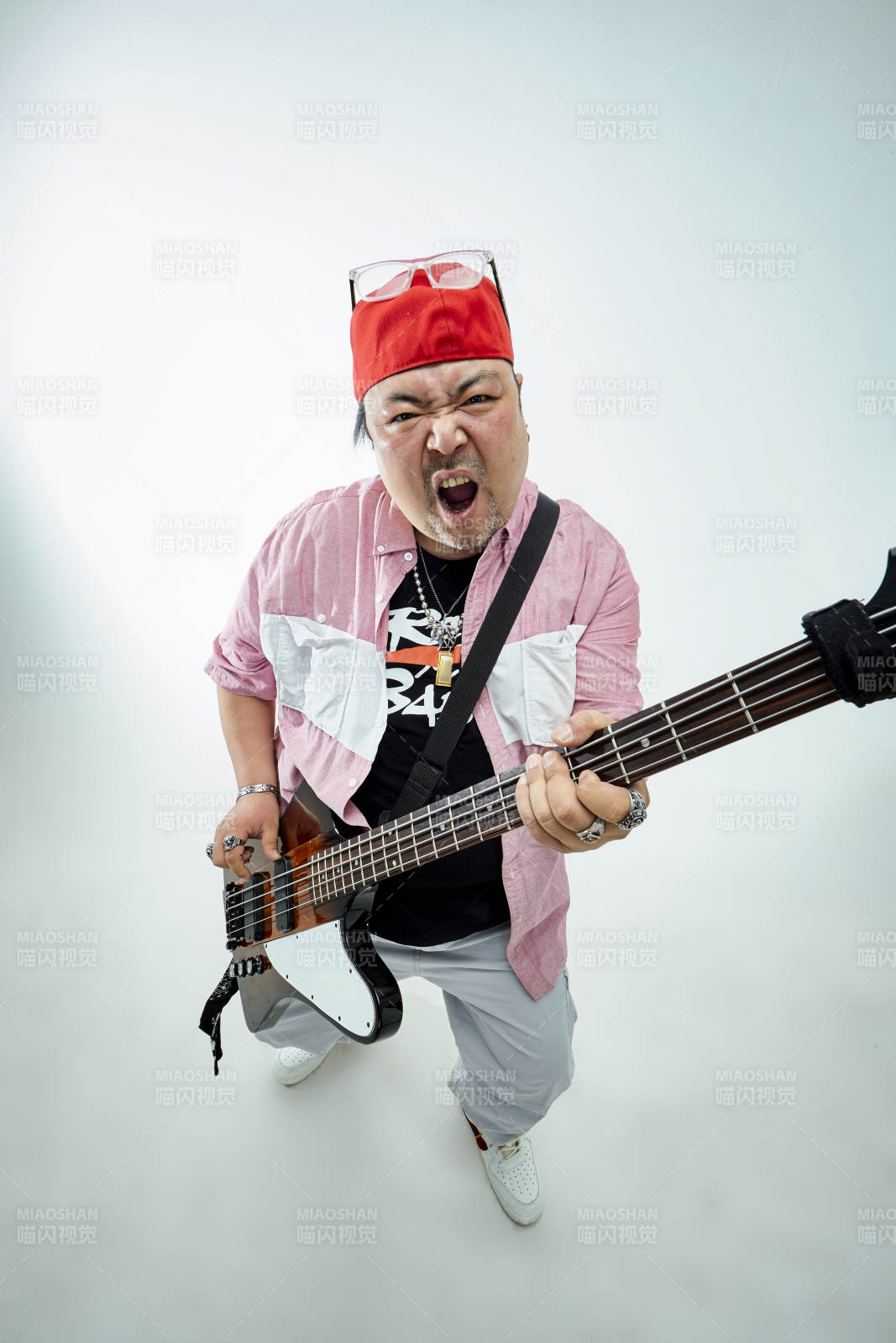 手持貝斯.低音吉他展示演奏的男性樂手人像