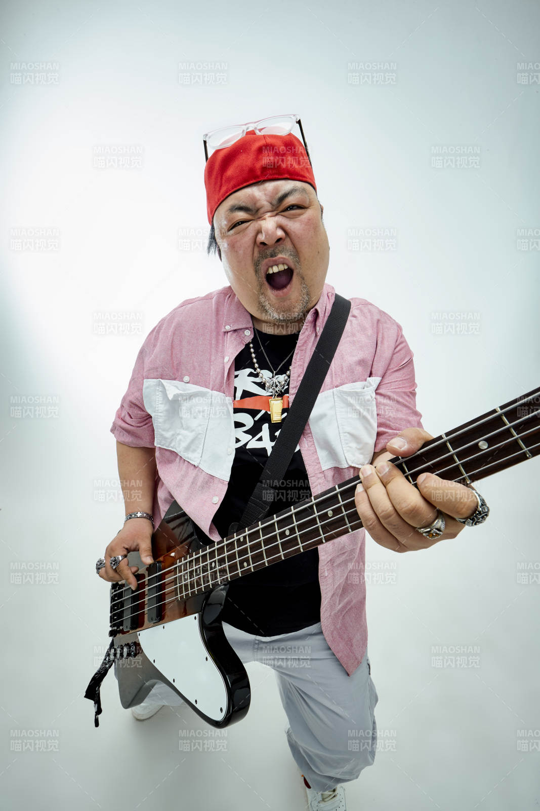 手持貝斯.低音吉他展示演奏的男性樂手人像