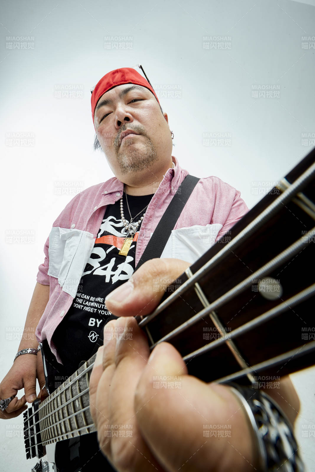 手持貝斯.低音吉他展示演奏的男性樂手人像