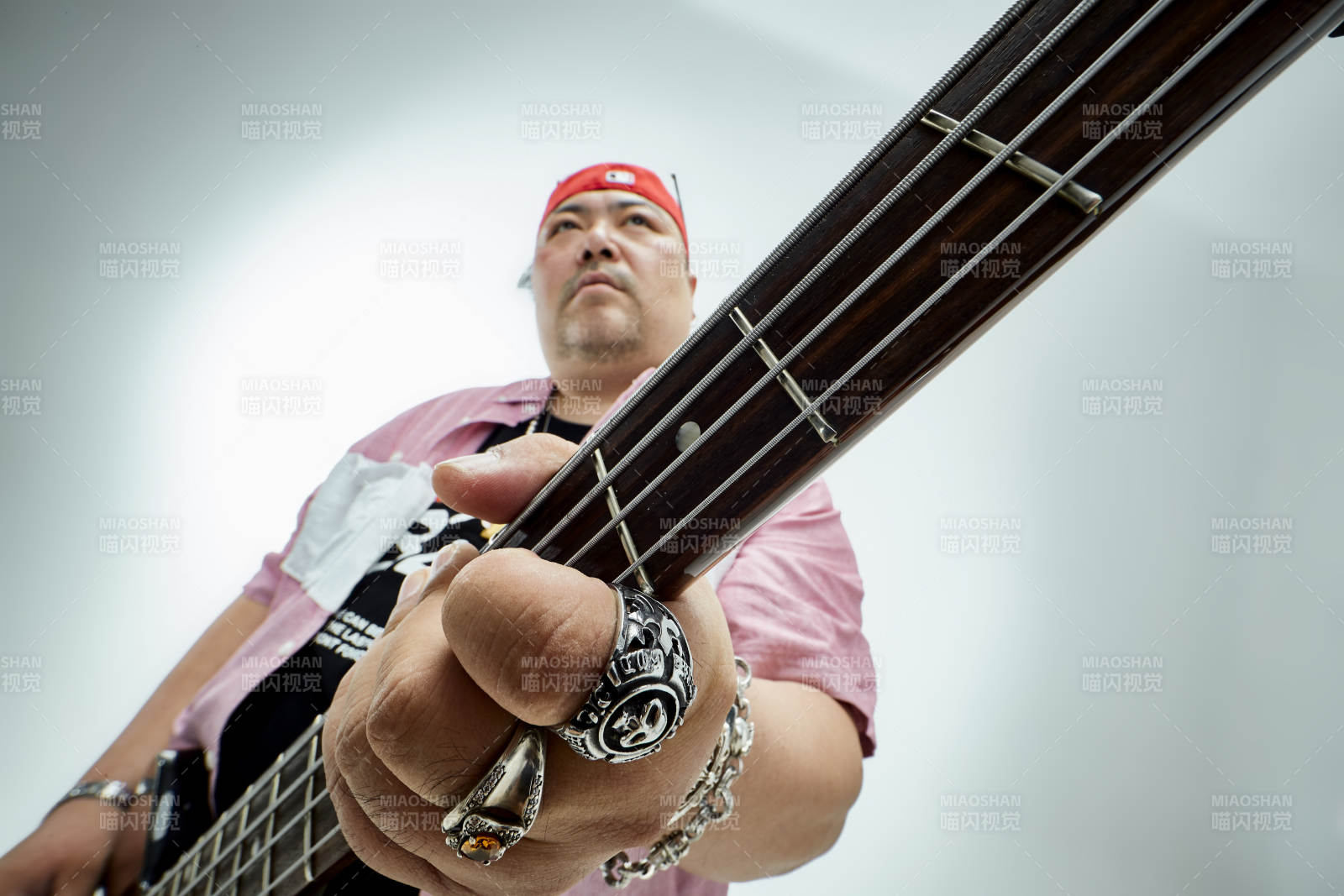 手持貝斯.低音吉他展示演奏的男性樂手人像