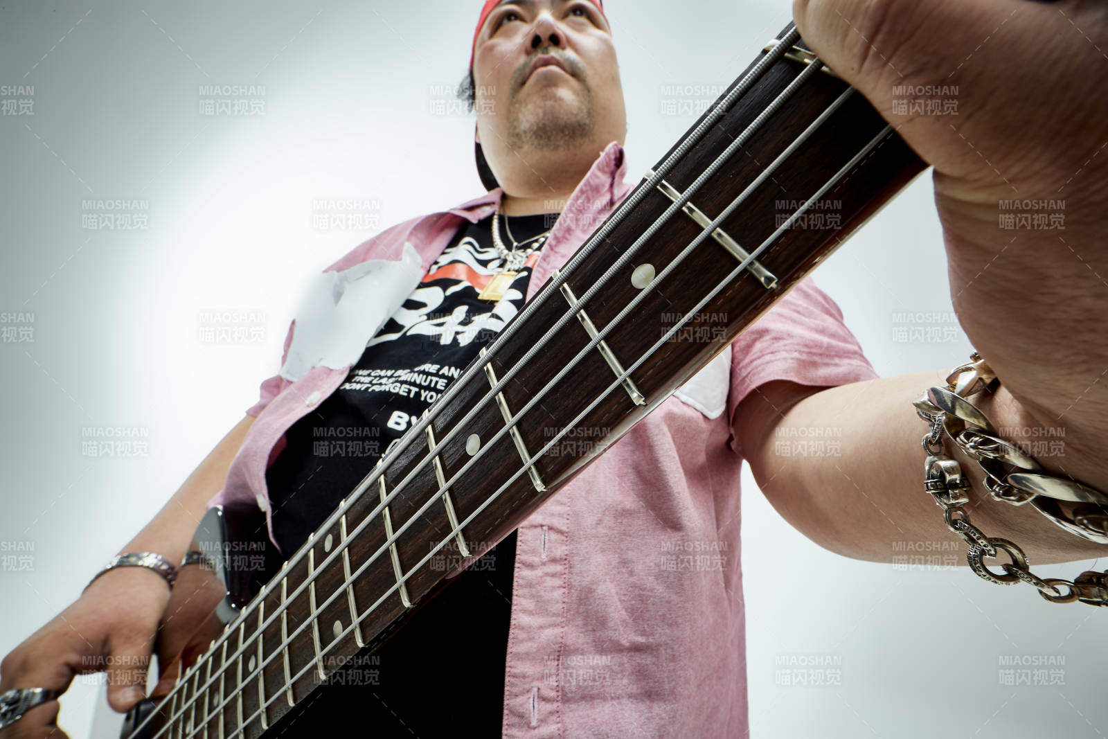 手持貝斯.低音吉他展示演奏的男性樂手人像