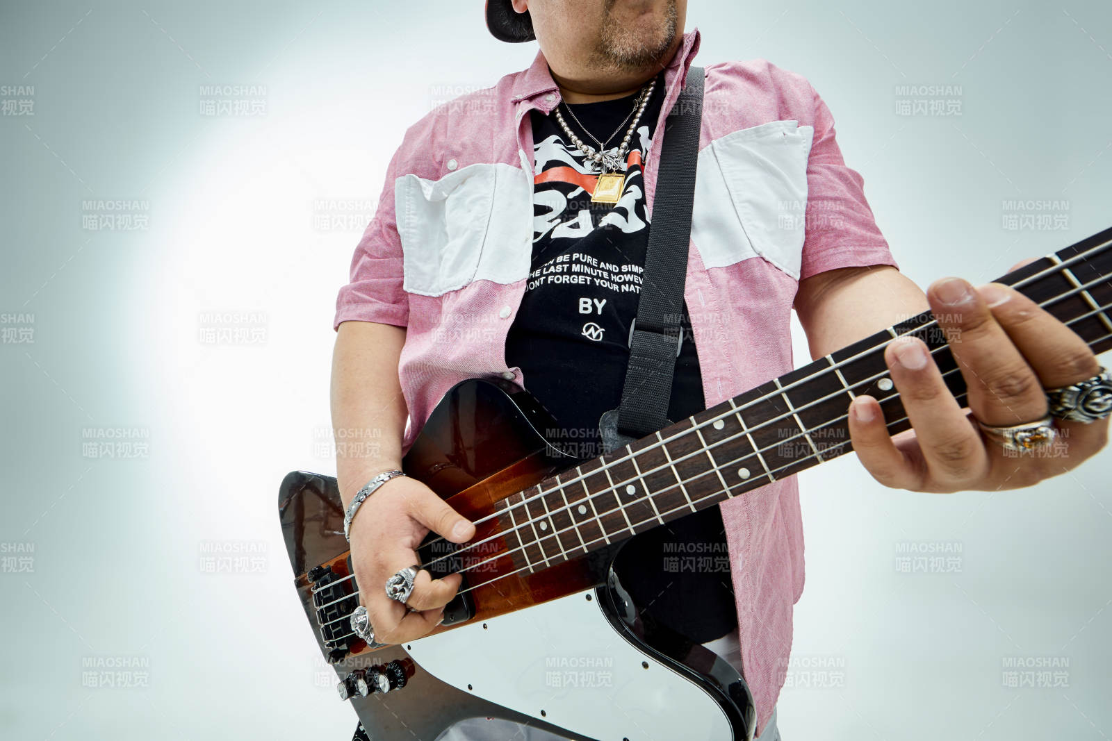 手持貝斯.低音吉他展示演奏的男性樂手人像