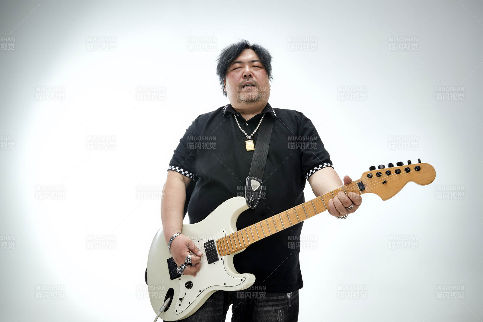 手持电吉他展示演奏的亚洲男性摇滚乐手人像