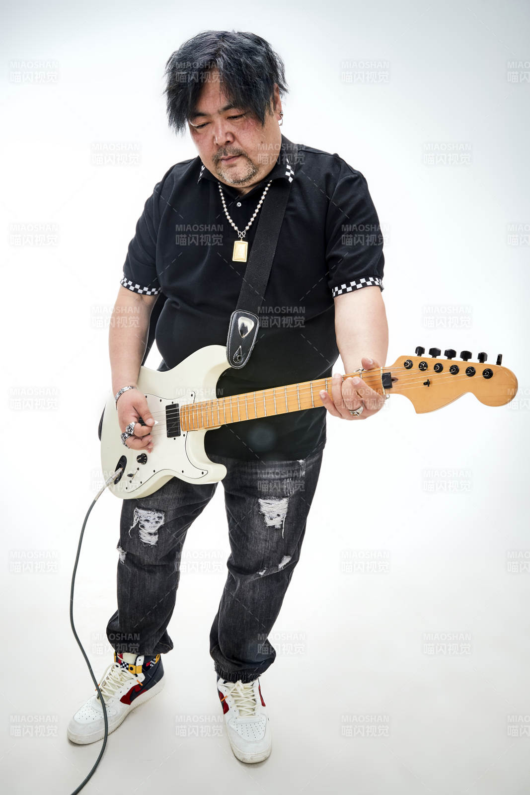 手持電吉他展示演奏的亞洲男性搖滾樂(lè)手人像