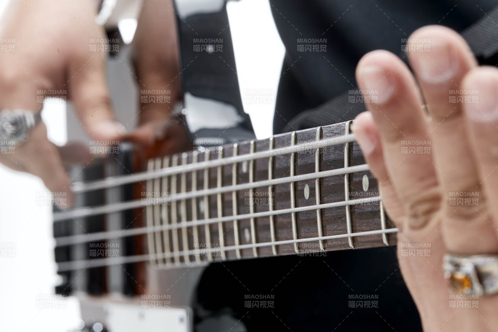 展示貝斯演奏技術技巧的亞洲男性樂手人像局部特寫