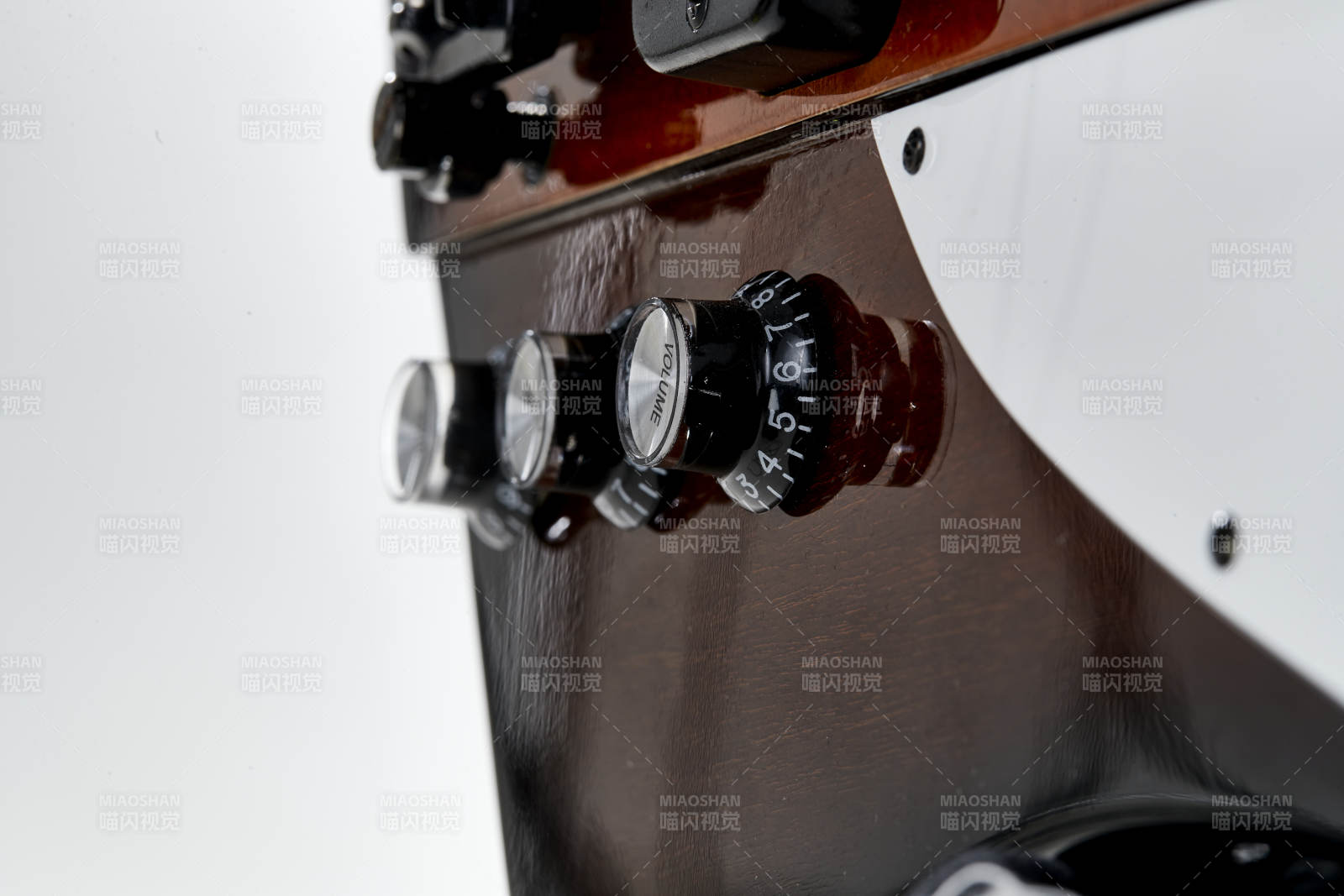 展示貝斯演奏技術技巧的亞洲男性樂手人像局部特寫