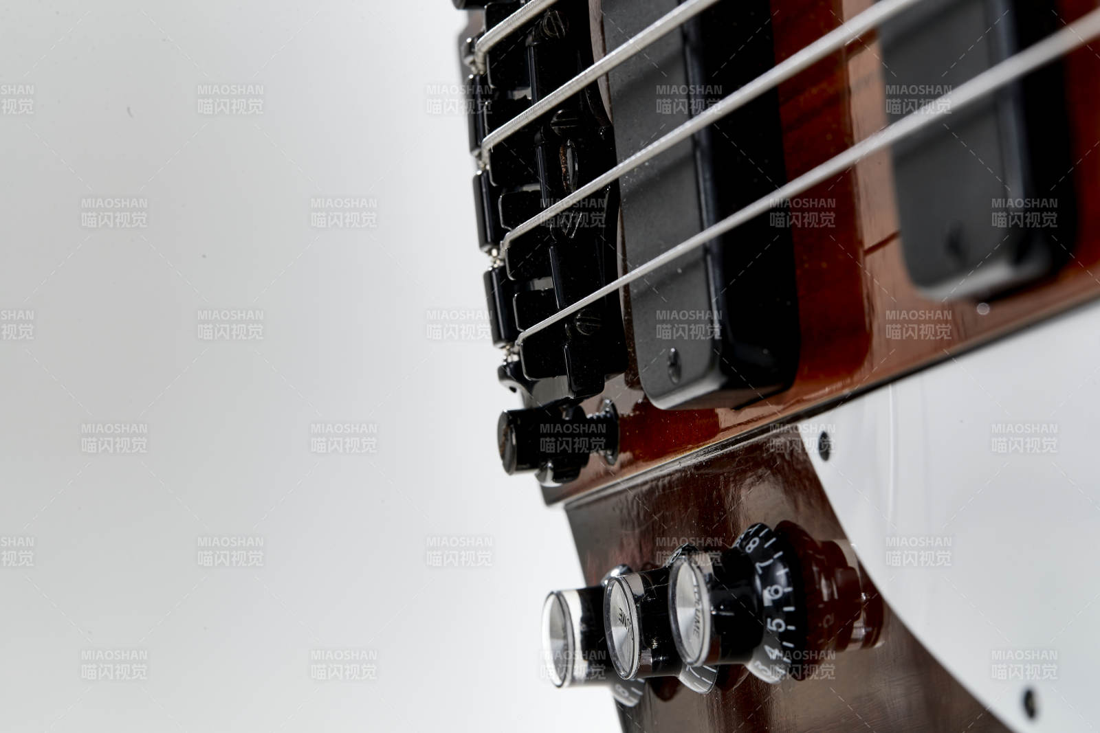 展示貝斯演奏技術技巧的亞洲男性樂手人像局部特寫