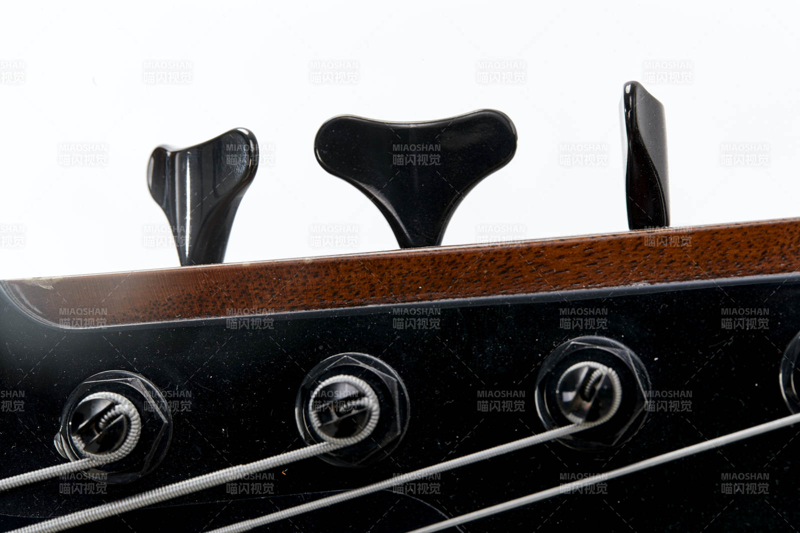 展示貝斯演奏技術技巧的亞洲男性樂手人像局部特寫