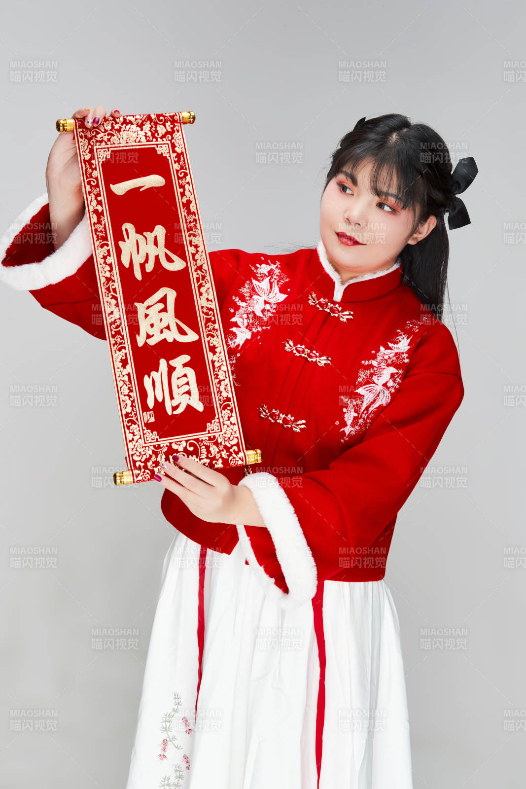 手持春聯身穿喜慶漢服的可愛少女