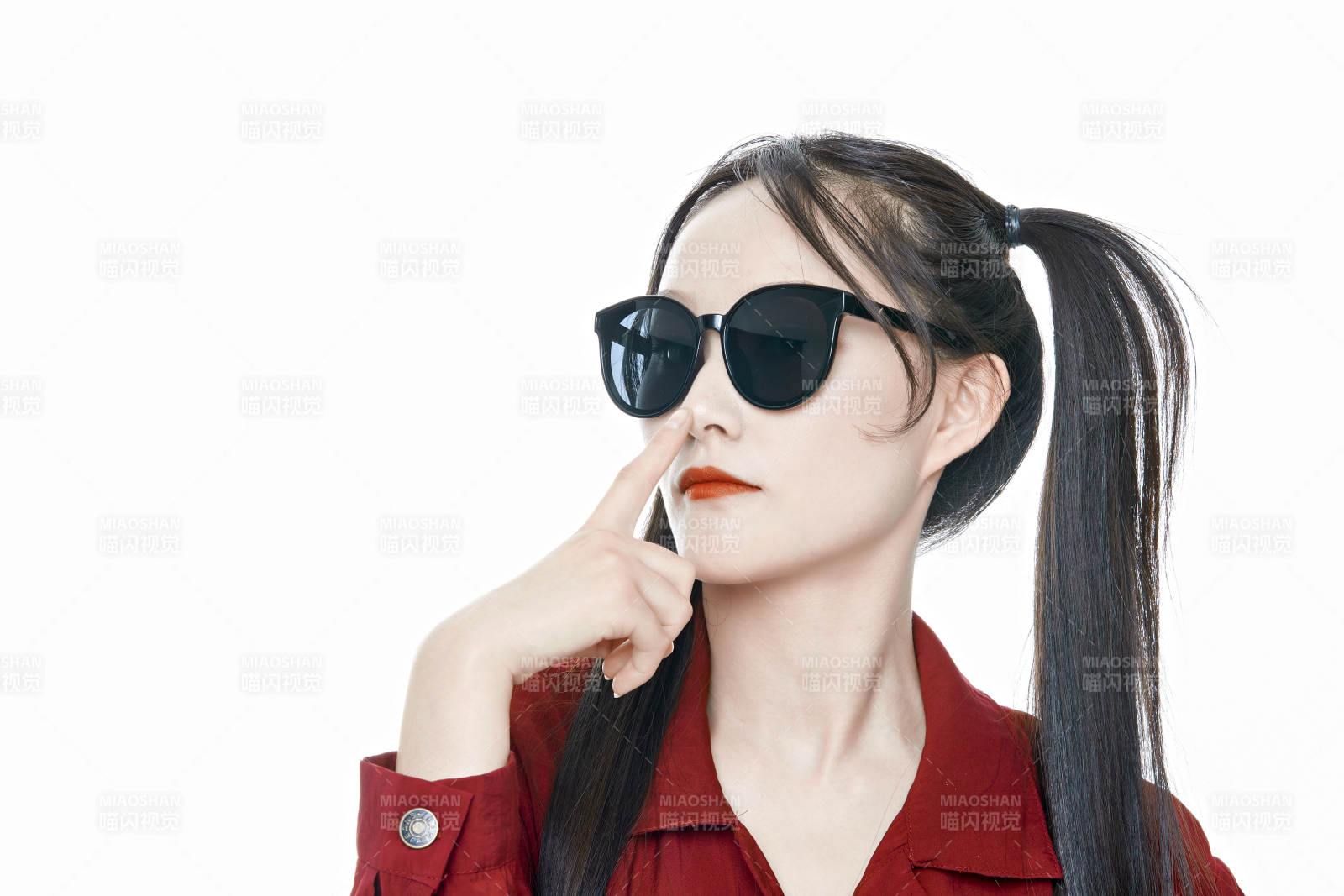 白色背景的亞洲戴墨鏡年輕少女的肖像人像