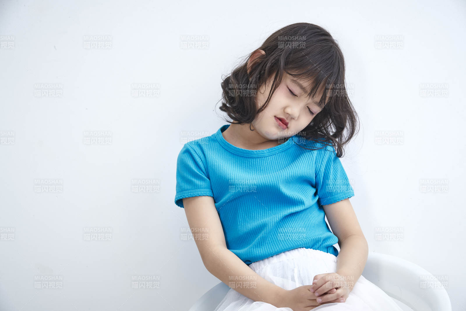 白色色背景的可愛的亞洲小女孩兒童