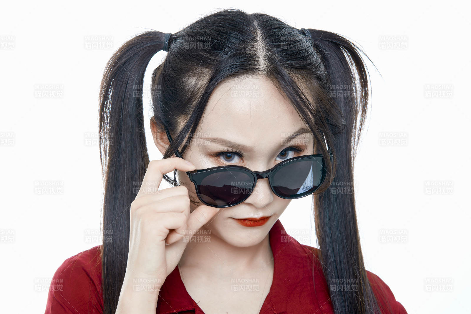 白色背景的亞洲戴墨鏡年輕少女的肖像人像
