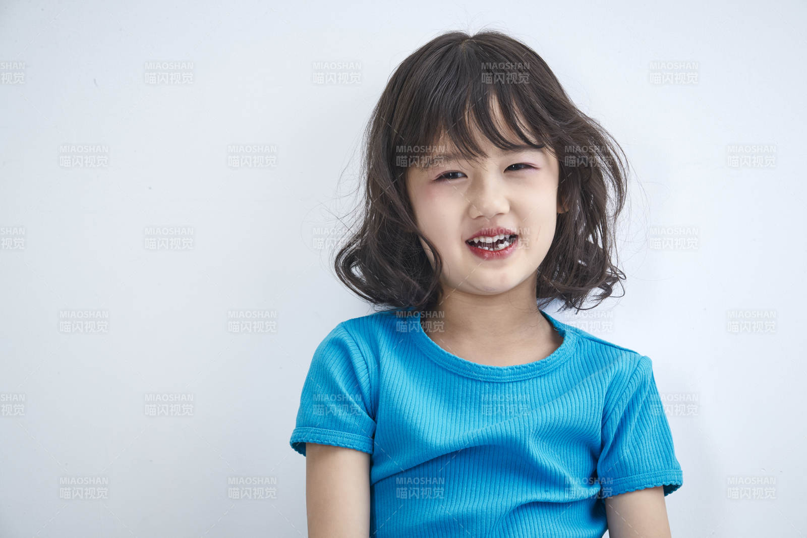 白色色背景的可愛的亞洲小女孩兒童