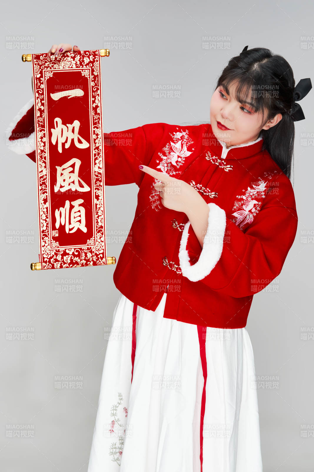 手持春联身穿喜庆汉服的可爱少女