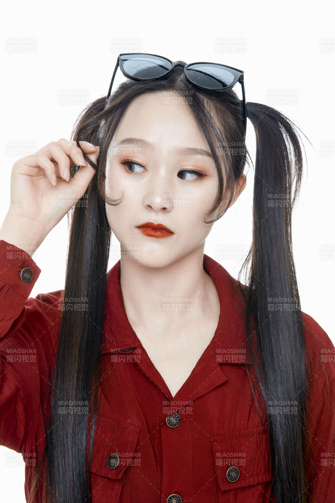 白色背景的亞洲戴墨鏡年輕少女的肖像人像