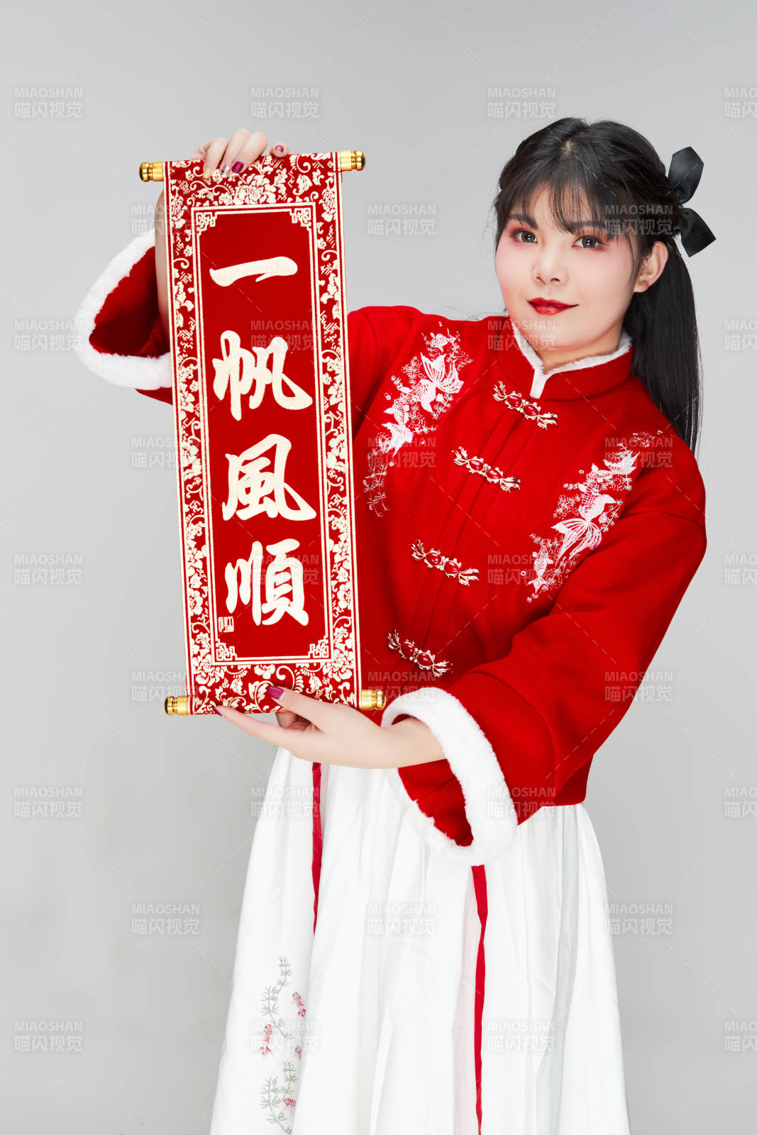 手持春聯(lián)身穿喜慶漢服的可愛少女