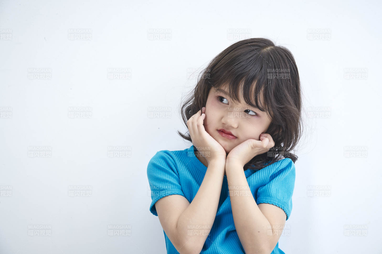 白色色背景的可愛的亞洲小女孩兒童