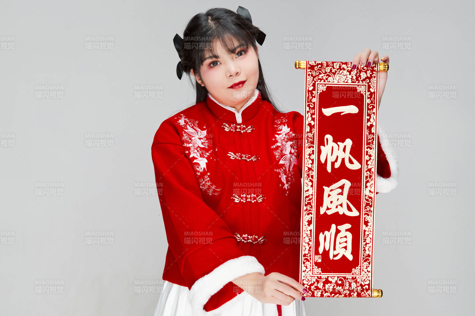 手持春聯(lián)身穿喜慶漢服的可愛少女