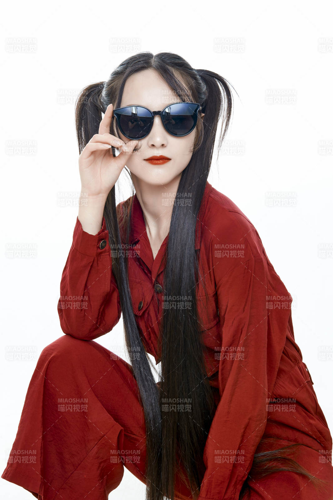 白色背景的亞洲戴墨鏡年輕少女的肖像人像