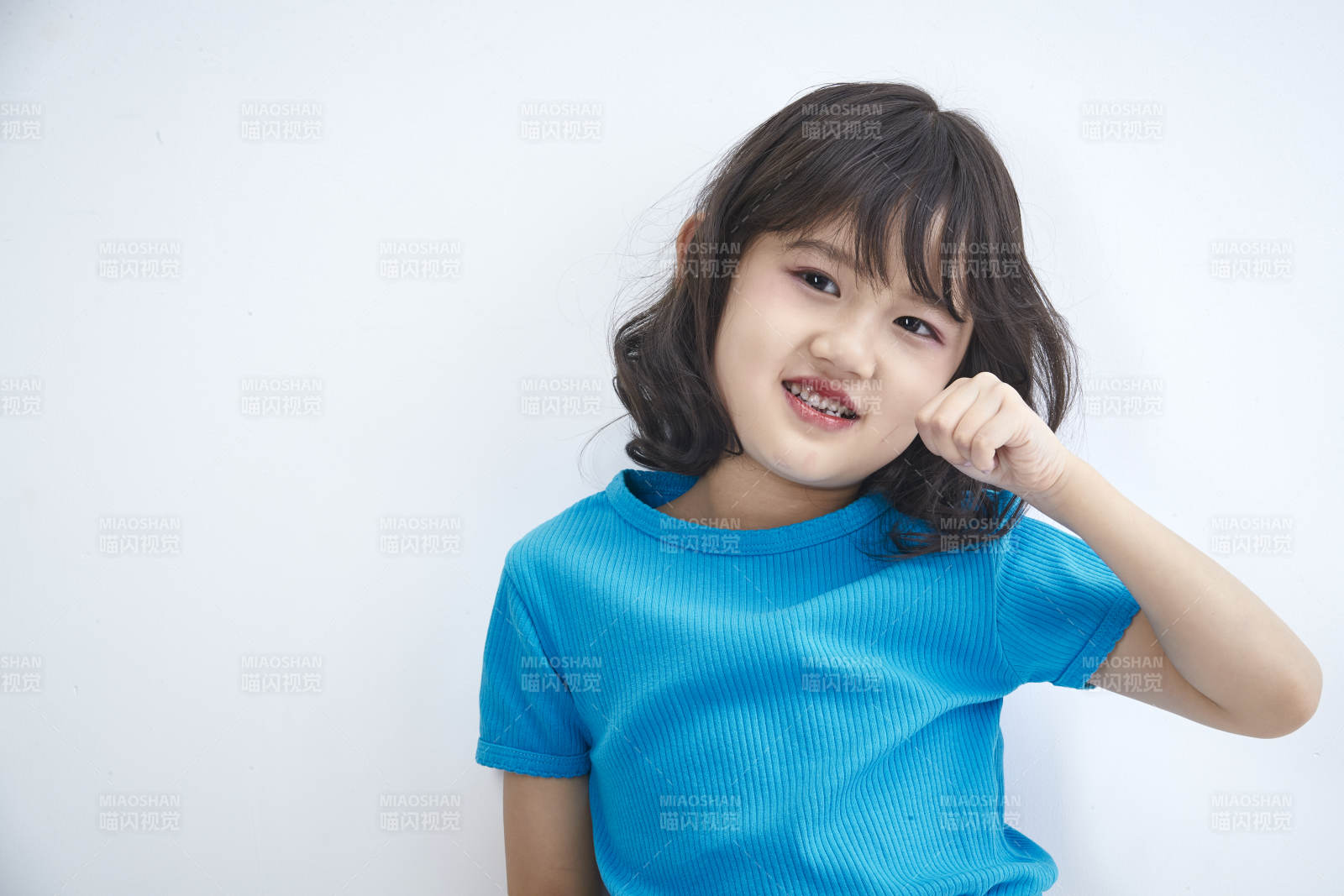 白色色背景的可爱的亚洲小女孩儿童