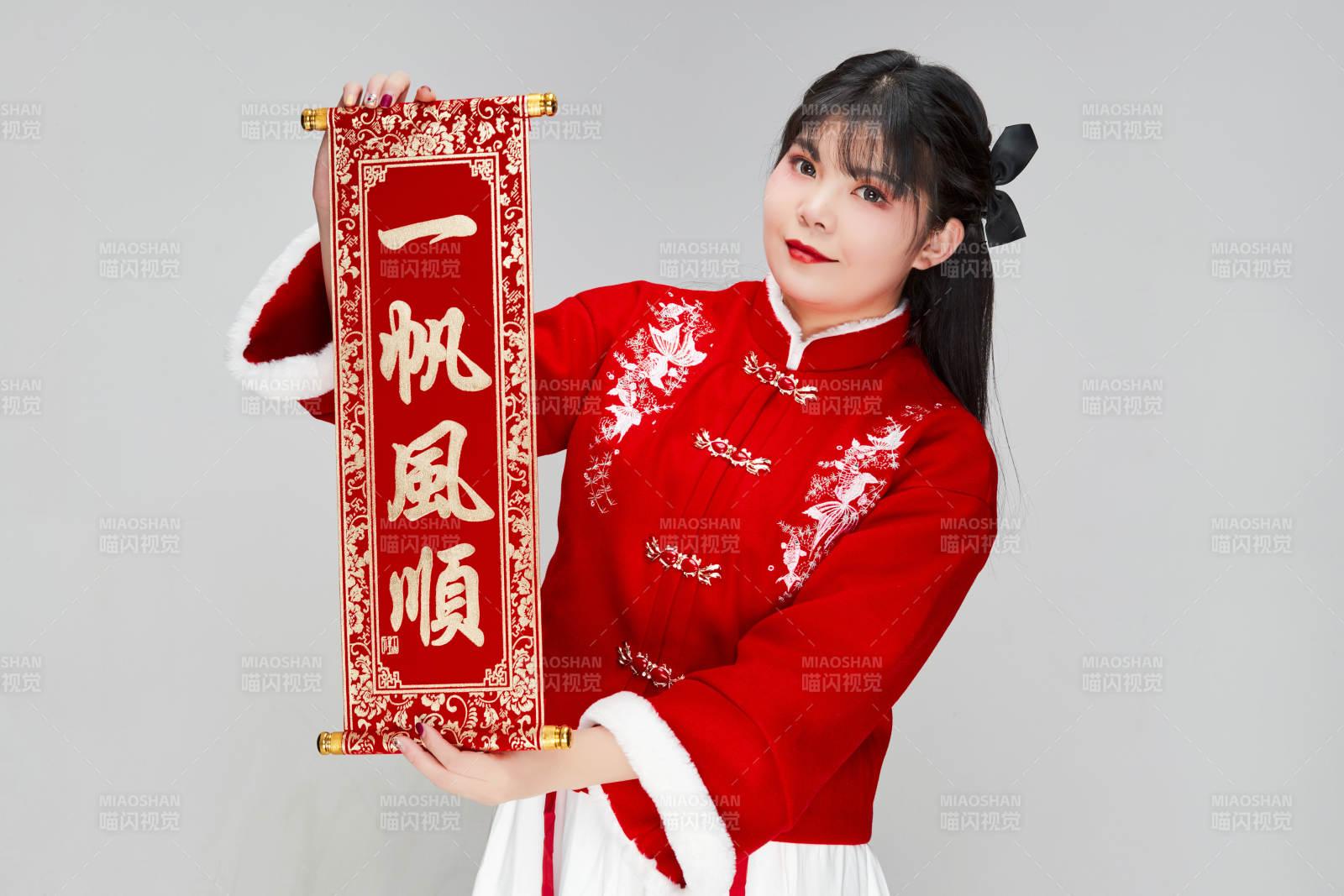 手持春聯身穿喜慶漢服的可愛少女