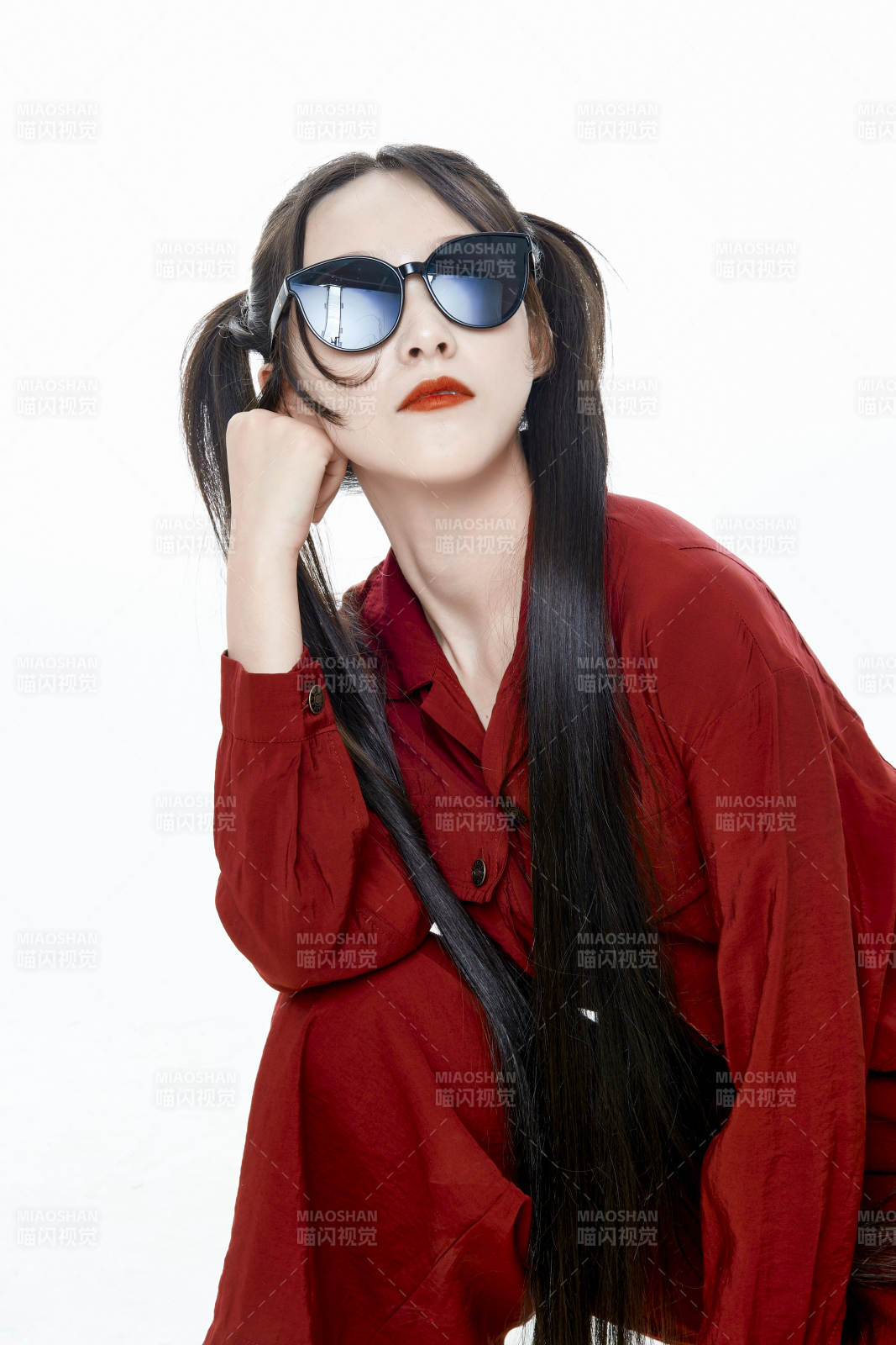 白色背景的亞洲戴墨鏡年輕少女的肖像人像