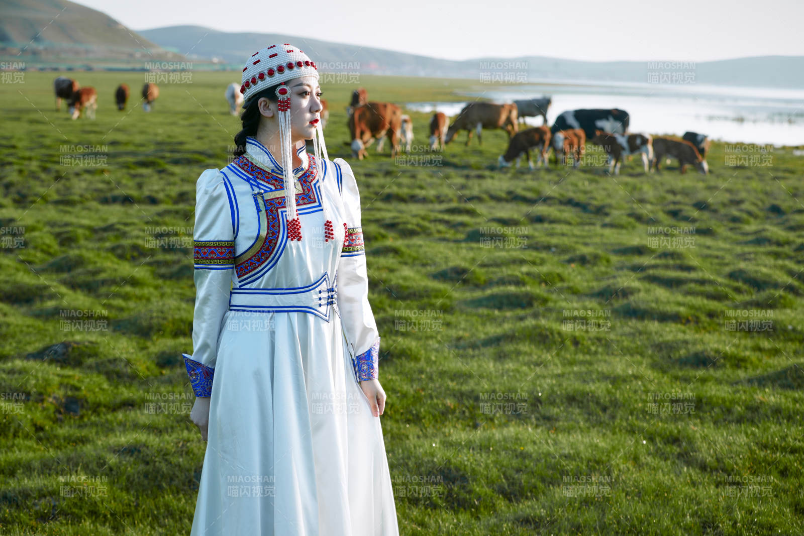 草原上穿着蒙古族传统服饰的亚洲年轻美少女